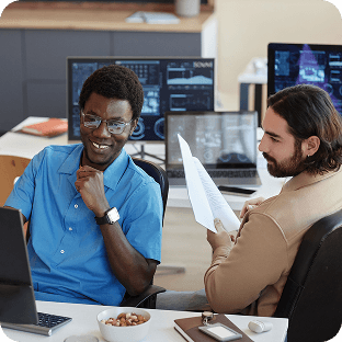Homens conversando no escritório