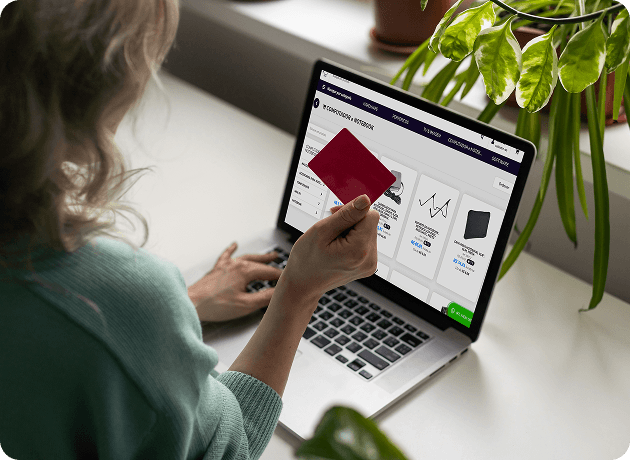 Mulher comprando na Mailou Store