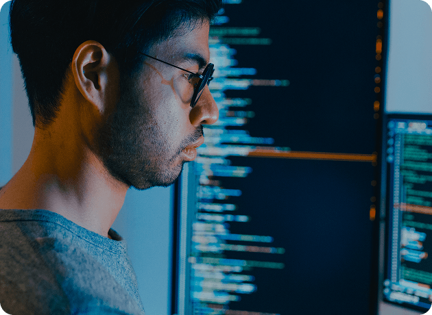 Pessoa olhando para tela com código