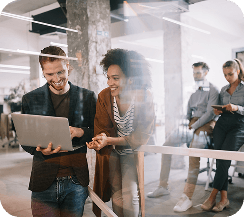 Pessoa colaborando com laptop