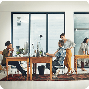 Time em reunião no escritório