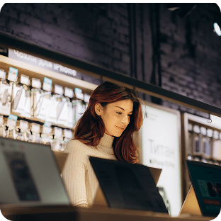 Mulher feliz com computador